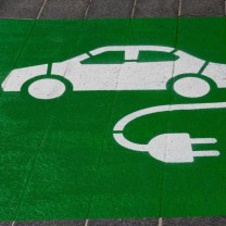 Ajuda para o casal sonhar com o carro elétrico